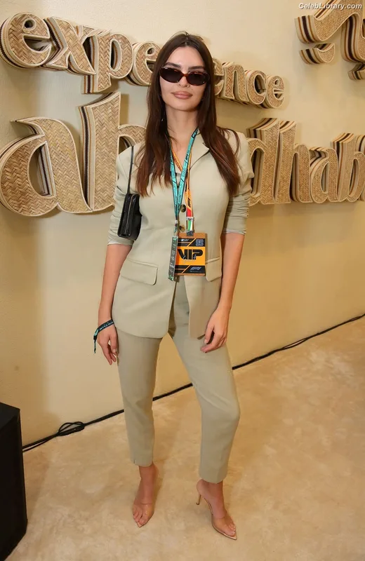 Emily Ratajkowski photo 22 of 3958