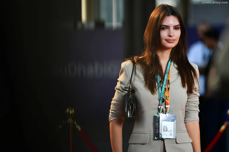 Emily Ratajkowski photo 4 of 3958