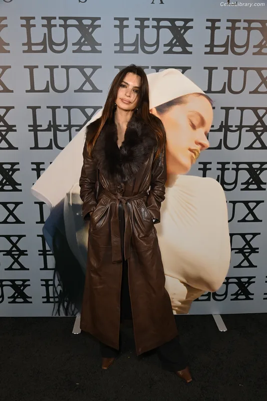 Emily Ratajkowski photo 8 of 3958