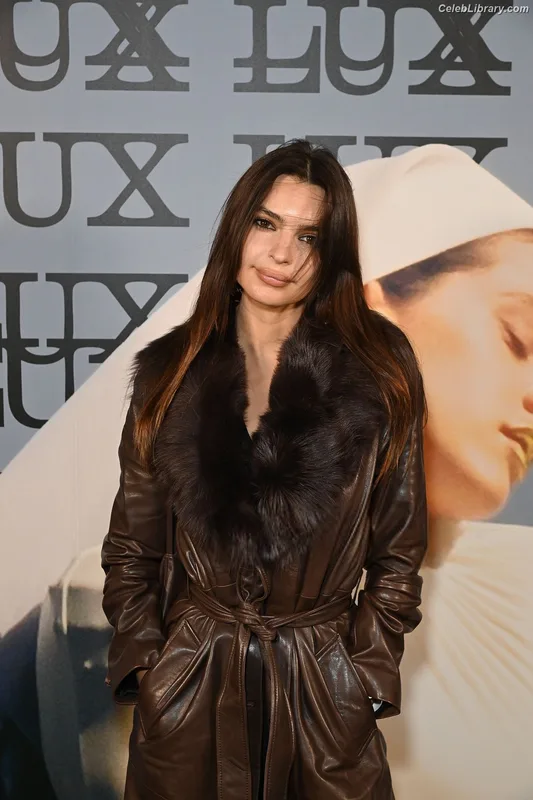 Emily Ratajkowski photo 9 of 3958