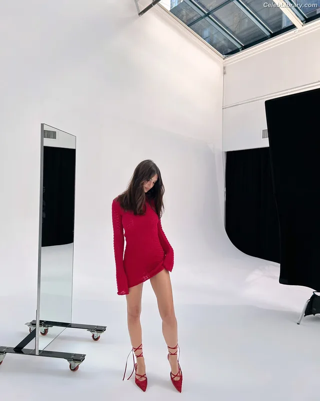 Emily Ratajkowski photo 23 of 3958