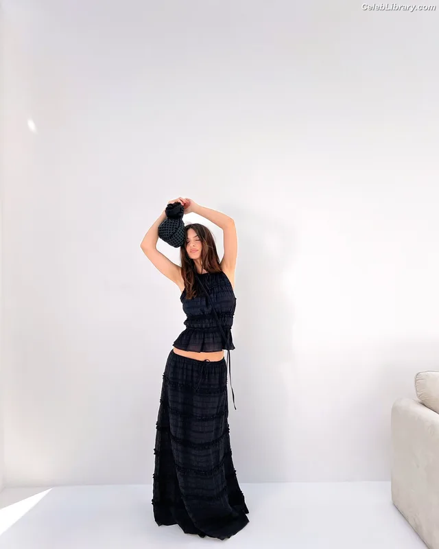 Emily Ratajkowski photo 8 of 3958