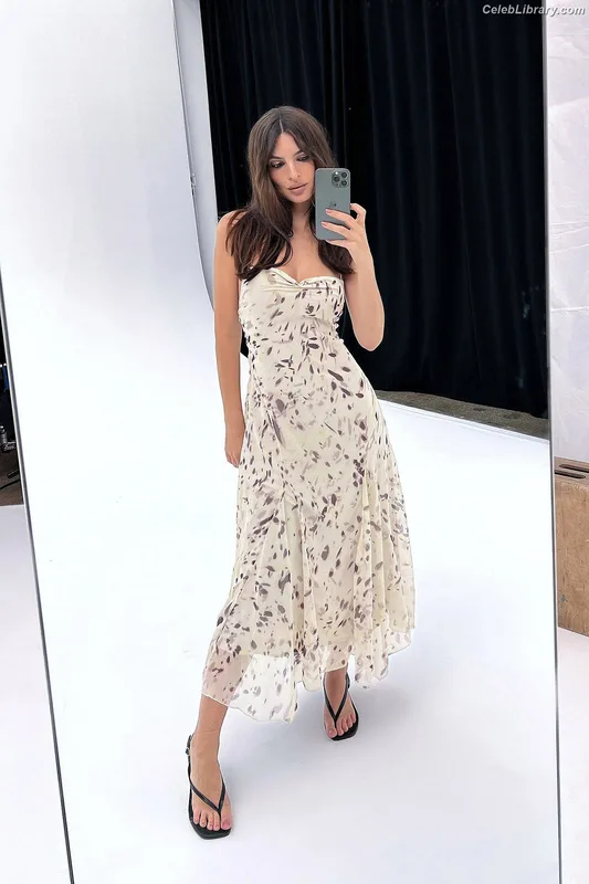 Emily Ratajkowski photo 11 of 3958