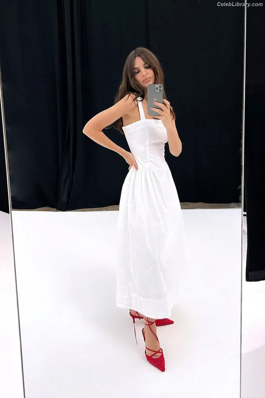 Emily Ratajkowski photo 12 of 3958