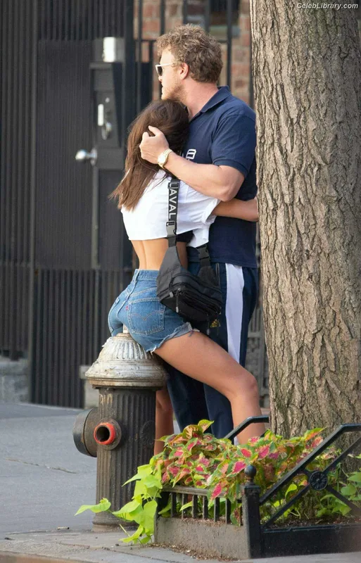 Emily Ratajkowski photo 23 of 3958