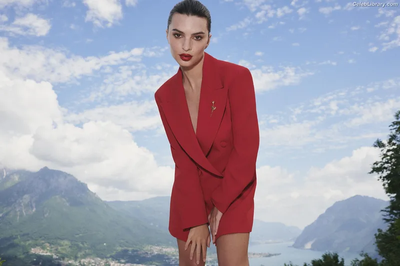 Emily Ratajkowski photo 9 of 3958