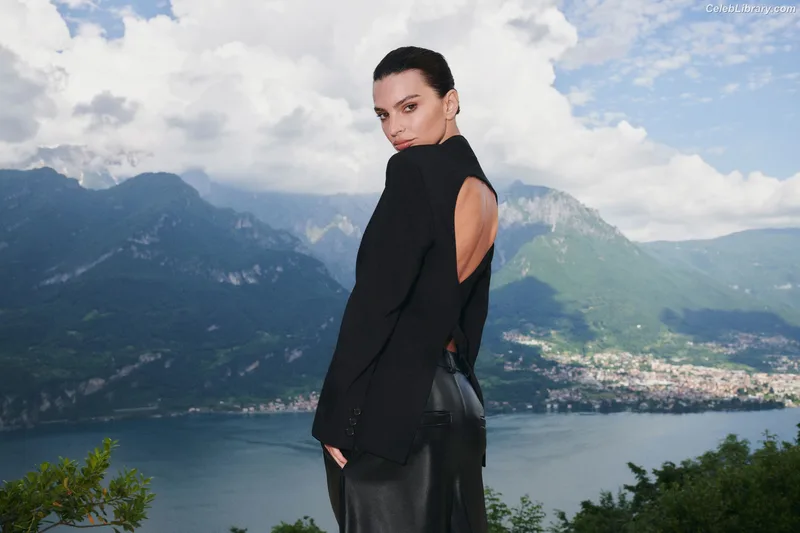 Emily Ratajkowski photo 13 of 3958