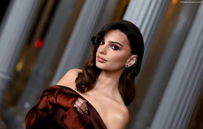 Emily Ratajkowski photo 15 of 3958