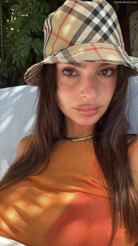 Emily Ratajkowski photo 23 of 3958