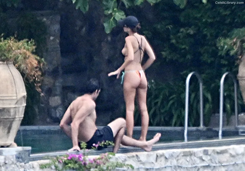 Emily Ratajkowski photo 5 of 3958