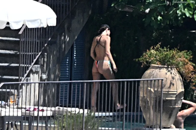 Emily Ratajkowski photo 1 of 3958