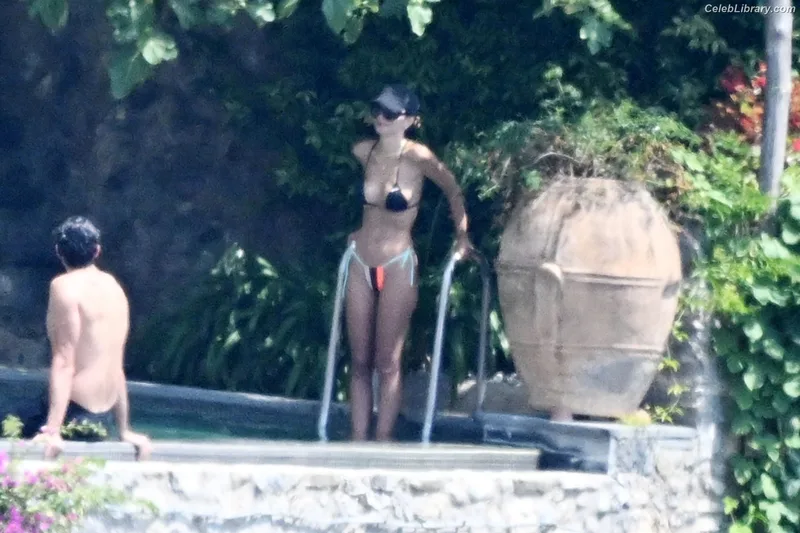 Emily Ratajkowski photo 6 of 3958