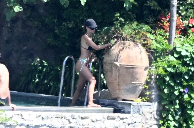 Emily Ratajkowski photo 10 of 3958