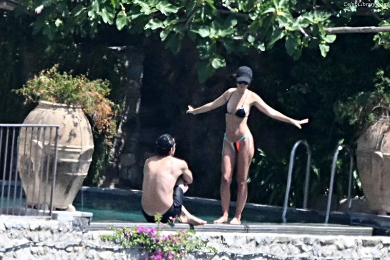 Emily Ratajkowski photo 11 of 3958