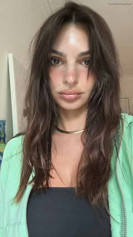Emily Ratajkowski photo 15 of 3958