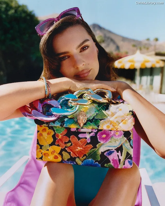 Emily Ratajkowski photo 19 of 3958