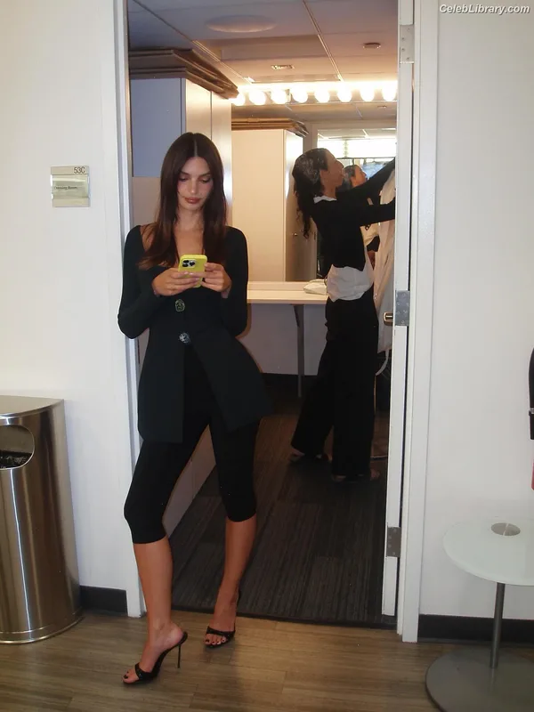 Emily Ratajkowski photo 22 of 3958