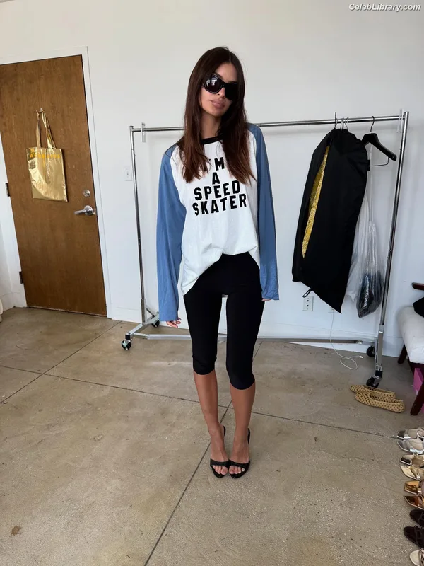 Emily Ratajkowski photo 2 of 3958
