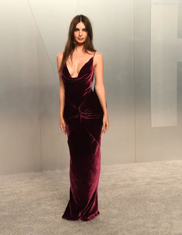 Emily Ratajkowski photo 8 of 3958