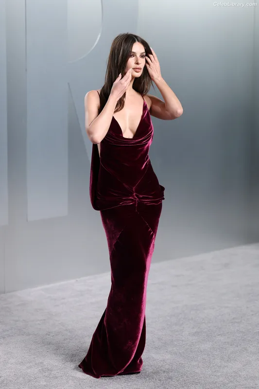 Emily Ratajkowski photo 20 of 3958
