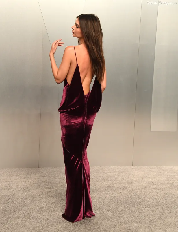 Emily Ratajkowski photo 22 of 3958