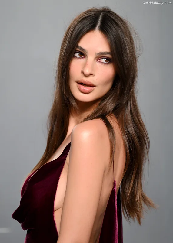 Emily Ratajkowski photo 23 of 3958