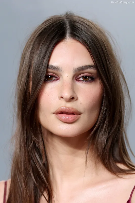 Emily Ratajkowski photo 3 of 3958