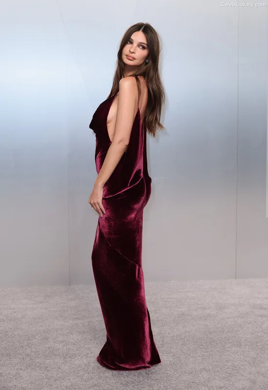 Emily Ratajkowski photo 7 of 3958