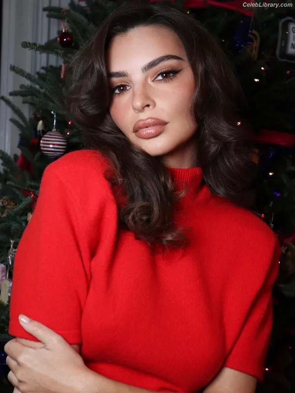 Emily Ratajkowski photo 1 of 3958