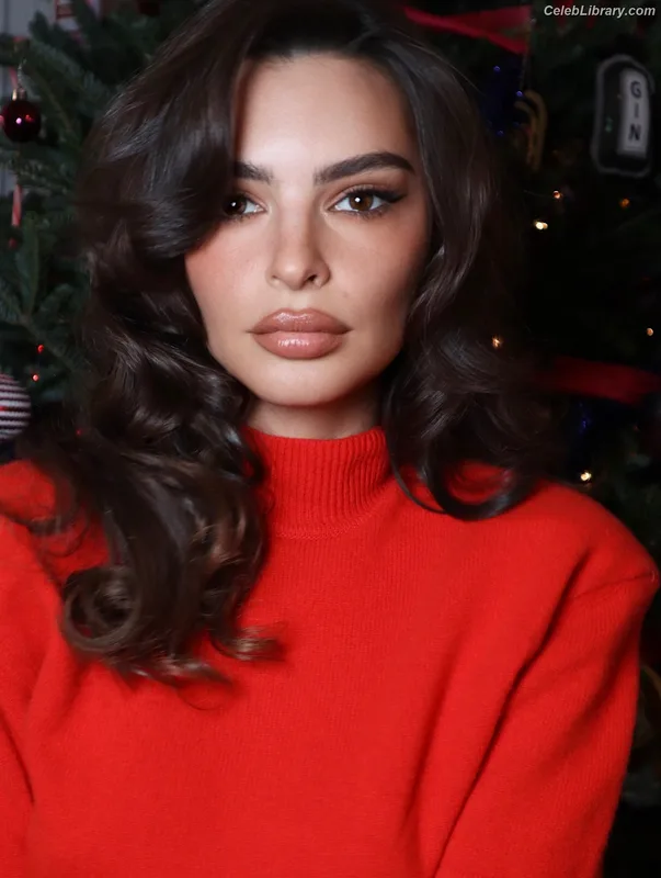 Emily Ratajkowski photo 2 of 3958
