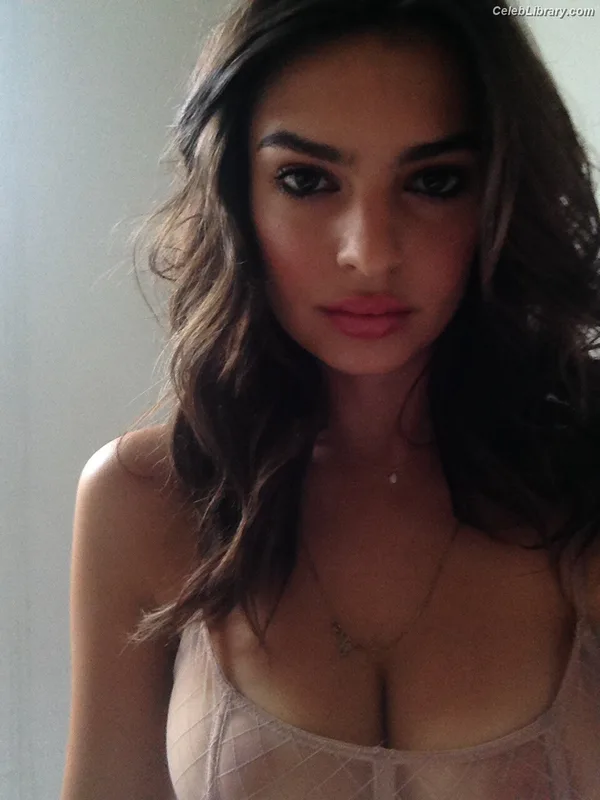 Emily Ratajkowski photo 15 of 3958