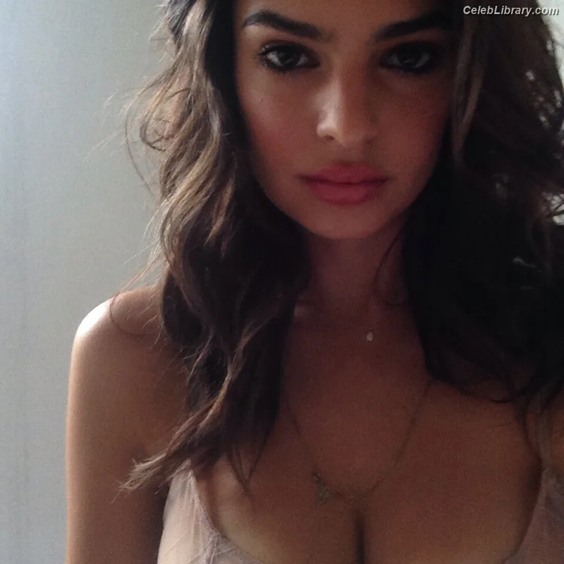 Emily Ratajkowski photo 16 of 3958
