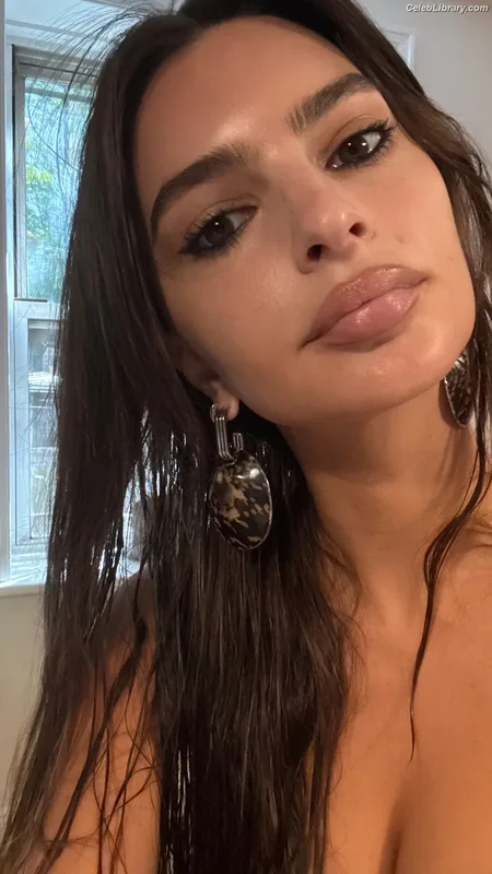 Emily Ratajkowski photo 17 of 3958