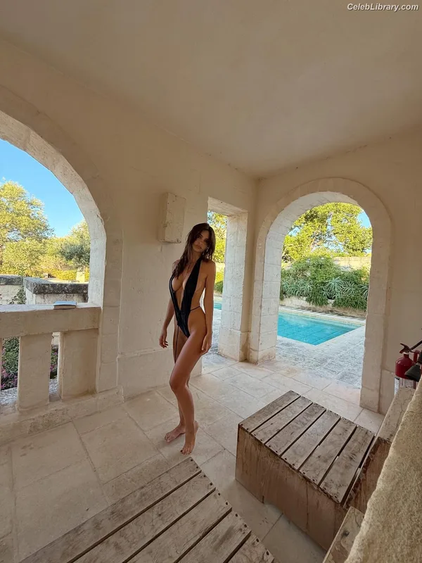 Emily Ratajkowski photo 2 of 3958
