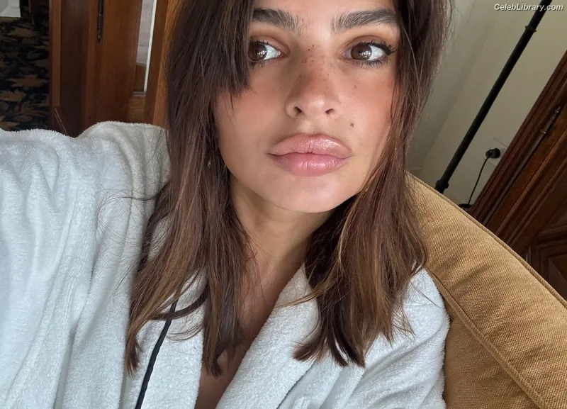 Emily Ratajkowski photo 9 of 3958