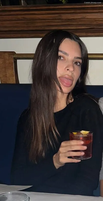 Emily Ratajkowski photo 12 of 3958
