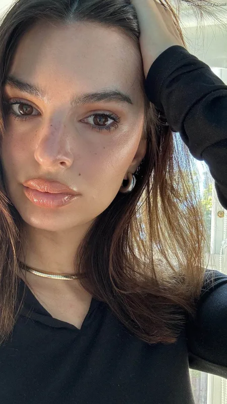 Emily Ratajkowski photo 15 of 3958