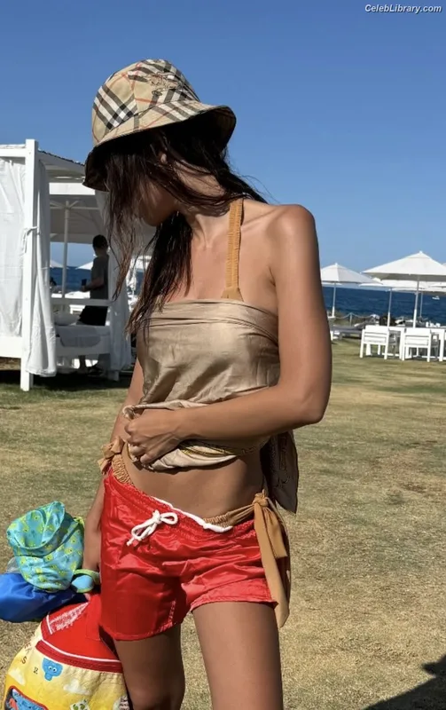 Emily Ratajkowski photo 20 of 3958