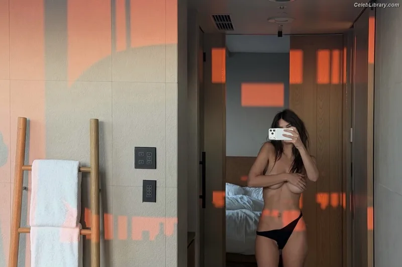 Emily Ratajkowski photo 24 of 3958