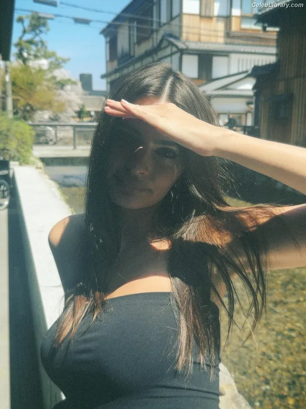 Emily Ratajkowski photo 4 of 3958