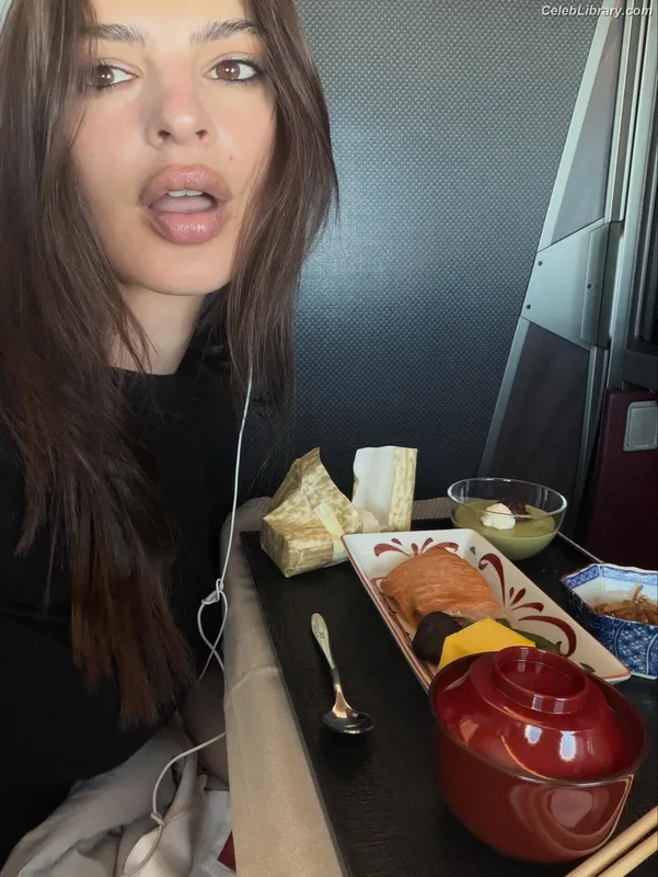 Emily Ratajkowski photo 5 of 3958