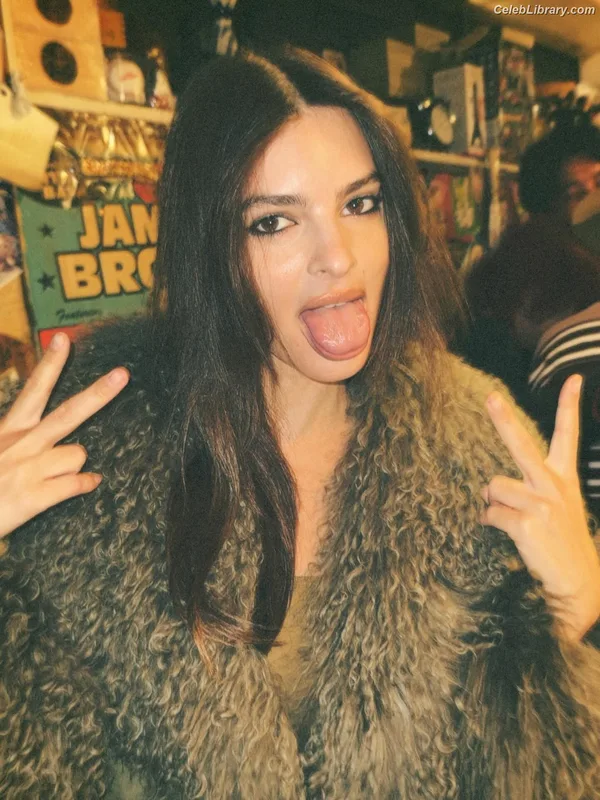 Emily Ratajkowski photo 10 of 3958