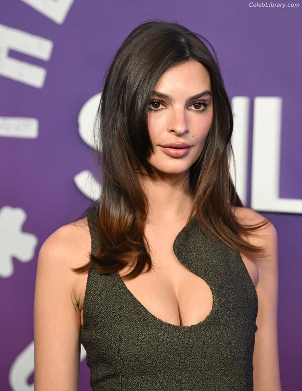 Emily Ratajkowski photo 13 of 3958
