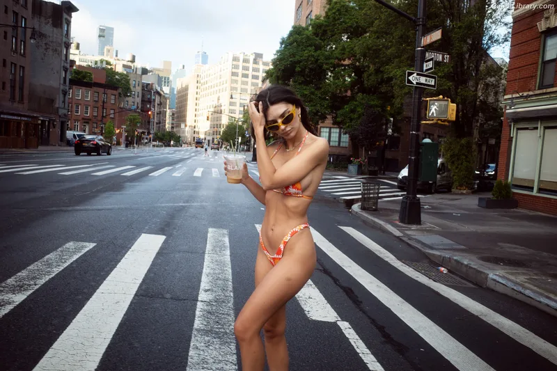 Emily Ratajkowski photo 11 of 3958