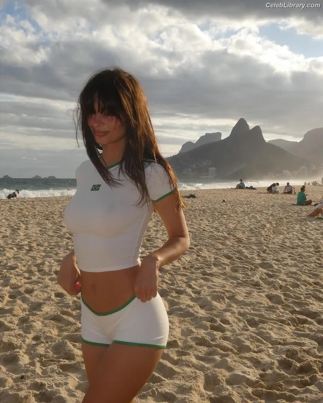 Emily Ratajkowski photo 19 of 3958