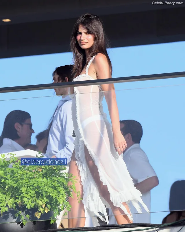 Emily Ratajkowski photo 22 of 3958
