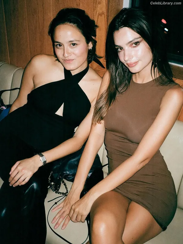 Emily Ratajkowski photo 23 of 3958
