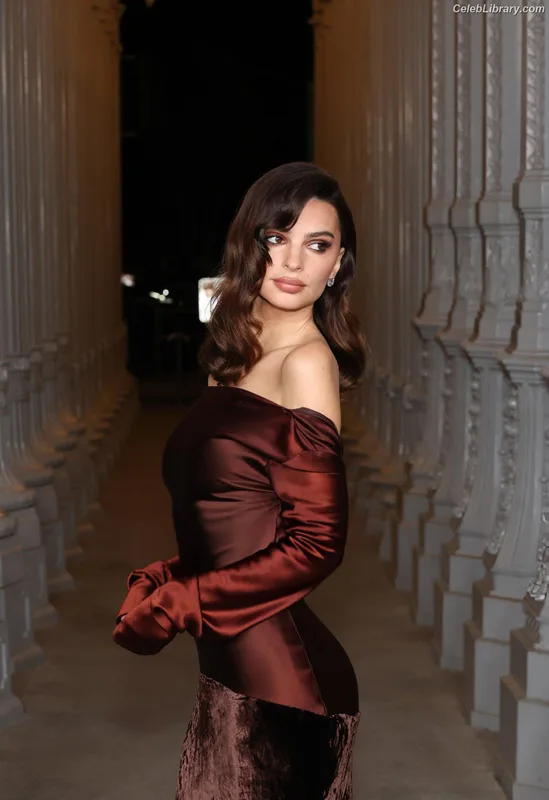 Emily Ratajkowski photo 7 of 3958