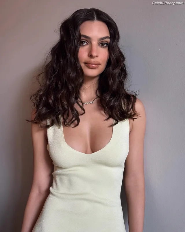 Emily Ratajkowski photo 14 of 3958