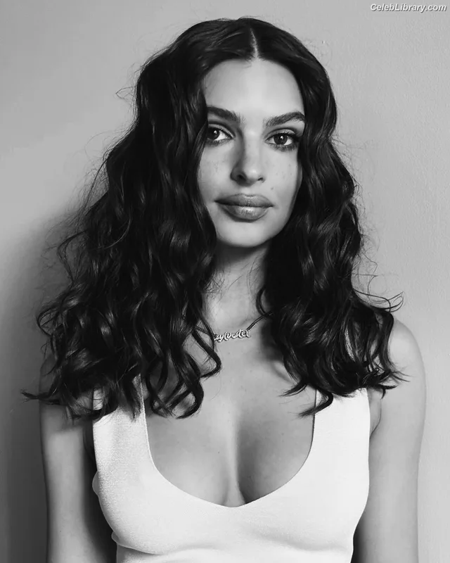 Emily Ratajkowski photo 15 of 3958